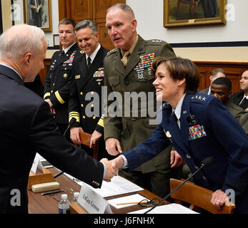 Lt. Gen. Gina Grosso, Air Force Vice Capo del personale di manodopera e il personale di servizio saluta sost. Michael Coffman, R-Colo., Presidente del personale militare sottocomitato prima testimonianza sui militari la postura, 17 maggio 2017 a Washington D.C. Grosso testimoniato con Lt. Gen. Mark Brilakis, vice comandante per manodopera e gli affari di riserva, U.S. Marine Corps; Vice Adm. Robert Burke, Capo del personale della Marina, U.S. Navy; e il Mag. Gen. Erik Peterson, direttore, Esercito aviazione, U.S. Esercito. (U.S. Air Force foto/Wayne A. Clark) Foto Stock