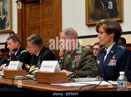 Lt. Gen. Gina Grosso, Air Force Vice Capo del personale per la manodopera e i servizi del personale, testimonia davanti alla casa delle Forze Armate del sottocomitato per il personale militare la postura, 17 maggio 2017 a Washington D.C. Grosso testimoniato con Lt. Gen. Mark Brilakis, vice comandante per manodopera e gli affari di riserva, U.S. Marine Corps; Vice Adm. Robert Burke, Capo del personale della Marina, U.S. Navy; e il Mag. Gen. Erik Peterson, direttore, Esercito aviazione, U.S. Esercito. (U.S. Air Force foto/Wayne A. Clark) Foto Stock