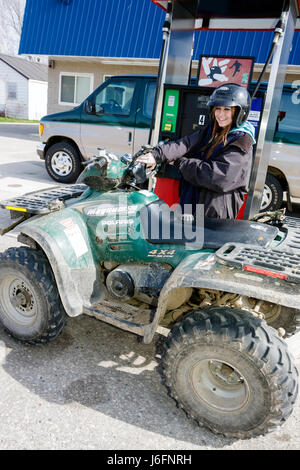 Michigan Upper Peninsula,U.P.,UP,H58,All Terrain Vehicle,ATV,girl girls,youngster giovani giovani giovani giovani ragazze bambini bambini bambini bambini bambini ragazzi ragazzi Foto Stock