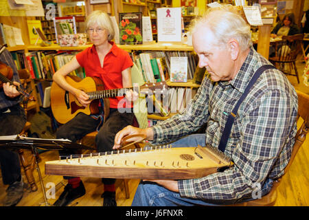 Michigan Upper Peninsula, U.P., UP, Lake Superior, Munising, Falling Rock Cafe & Bookstore, caffè, barista, wifi gratuito, luogo di ritrovo della comunità, musica folk, ps Foto Stock