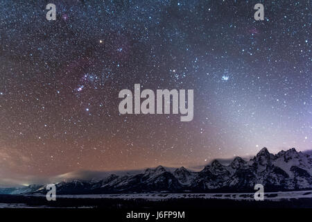 Orion nel cielo notturno con le Pleiadi e luce zodiacale sopra il Teton Mountains. Il Parco Nazionale del Grand Teton, Wyoming Foto Stock
