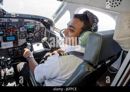 Florida Pensacola,Pensacola Regional Airport,Continental Airlines,commuter flight,Asian Asians etnia immigranti minoranza,adulti adulti uomo m Foto Stock