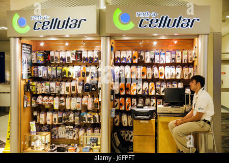 Atlanta Georgia,Hartsfield Jackson Atlanta Airport,ATL,uomo uomini maschio,lavoro,lavoro,dipendenti lavoratori dipendenti personale,stand,stand,impiegato,smartphone cellulare Foto Stock