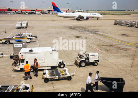 Atlanta Georgia,Hartsfield Jackson Atlanta Airport,ATL,Delta Air Lines,passeggero jet,tarmac,Ground Crew,Black man uomini maschio,lavoratore,lavoratori,volo,comme Foto Stock