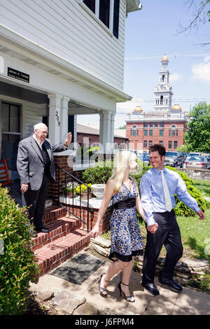 Sevierville Tennessee,Smoky Mountains,Tempio di Jimmie,Commissaria della Contea,matrimonio,cerimonia civile,donna donna donna donna donne,uomo uomo maschio,giovane coppia,senior se Foto Stock