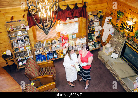 Sevierville Tennessee, Smoky Mountains, The Spa at Oak Haven, adulti donna donne donna donna donna donna donna donna donna donna donna donna donna, donne, bianco spugna accappatoio, assistente, cliente, vendite, bellezza p Foto Stock