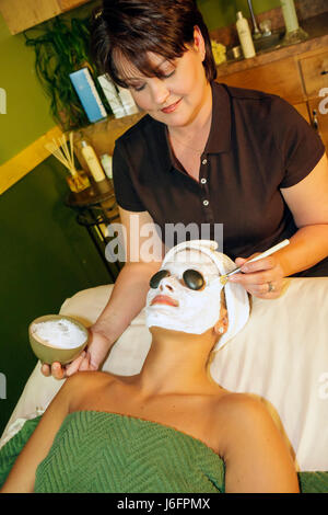 Sevierville Tennessee,Smoky Mountains,The Spa at Oak Haven,adulti donna donna donna donna donna donna donna donna donna donna donna donna donna donna donna donna donna donna donna donna donna donna donna,cliente,estetista,tecnica,relax,caldo pietra fac Foto Stock