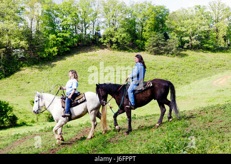 Sevierville Tennessee, Smoky Mountains, Five Oaks Riding Stables, equitazione, adulti adulta donna donna donna donna donna donna donna donna donna, nativo americano, uomo, guida percorso, h Foto Stock