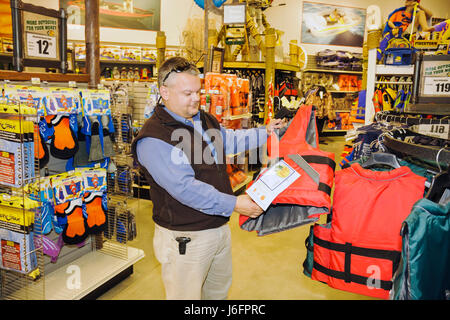 Sevierville Tennessee, Smoky Mountains, Kodak, Bass Pro Shops, uomo uomini maschio adulti, shopping shopper acquirenti negozio negozi mercati mercato b Foto Stock