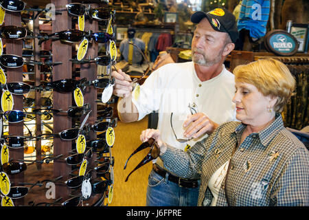 Sevierville Tennessee, Smoky Mountains, Kodak, Bass Pro Shops, uomo uomo uomo maschio, donna donna donna, coppia, shopping shopper acquirenti negozi mercati di mercato Foto Stock