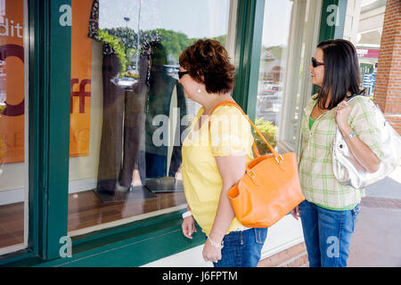 Sevierville Tennessee, Smoky Mountains, Tanger Outlets at Five Oaks, shopping shopper shopping negozi di mercato mercati di mercato di vendita di acquisto, retai Foto Stock