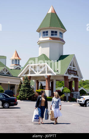 Sevierville Tennessee, Smoky Mountains, Tanger Outlets at Five Oaks, shopping shopper shopping negozi di mercato mercati di mercato di vendita di acquisto, retai Foto Stock