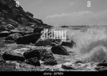 Le onde del mare in bianco e nero Foto Stock