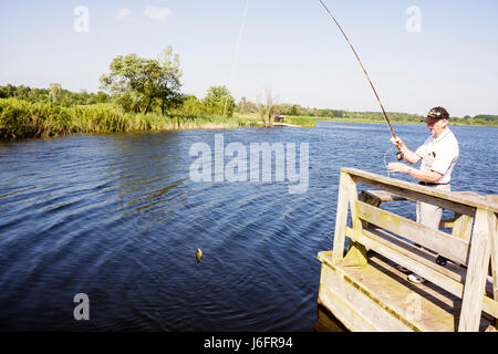 Wisconsin Kenosha County, Kenosha, Kansasville, Richard Bong state Recreation Area, Wolf Lake, Fishing Pier, uomo maschile, anziani cittadini, AN Foto Stock