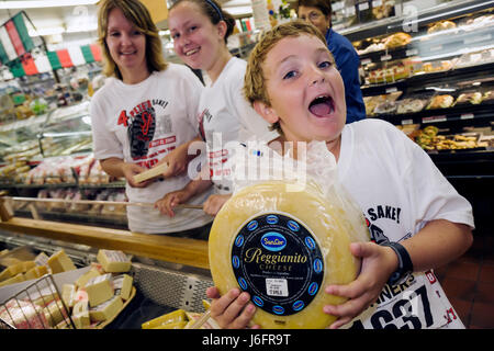 Kenosha Wisconsin, liquori e vini Delicatessen tenuta's, mercato italiano, formaggio Reggianito rotondo, adulti donna donne donna donna donna donna donna donna donna donna donna donna donna, ragazza ragazze, female Foto Stock