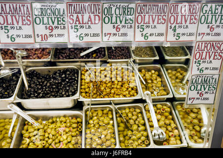 Wisconsin Kenosha County, Kenosha, tenuta Delicatessen liquori e vini, mercato italiano, cibo, olive, vassoi, verde, Kalamata nera, Cerignola, salamoia, cucchiai, si Foto Stock