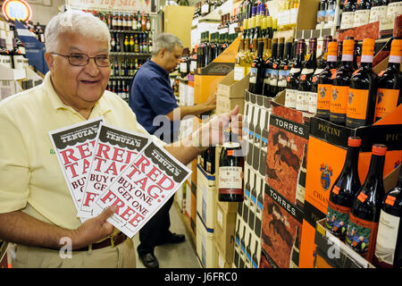 Wisconsin Kenosha County, Kenosha, tenuta Delicatessen liquori e vini, mercato italiano, proprietario, uomo maschio, anziani cittadini, vino rosso, bott Foto Stock