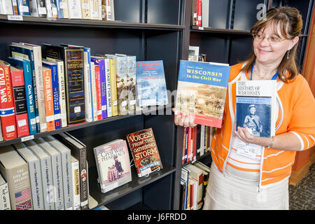 Kenosha Wisconsin,Civil War Museum,Resource Center,bibliotecario,adulti donna donna donna donna donna donna donna donna donna donna donna donna donna donna donna donna donna donna donna, libro,libri,storia,libreria,ricerca,visitatori Foto Stock