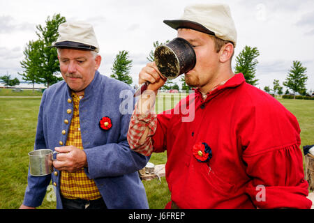 Kenosha Wisconsin,Civil War Museum,Civil War Days,Muster,Park City Grays,storia vivente,rienattore,uomo uomo adulti maschio,coppe di stagno,campo milizia,drin Foto Stock