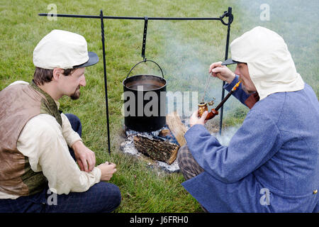 Wisconsin Kenosha County, Kenosha, Civil War Museum, Civil War Days, Muster, Park City Grays, uomo maschile, reenactor, campo milizia, storia vivente, falò, wa Foto Stock