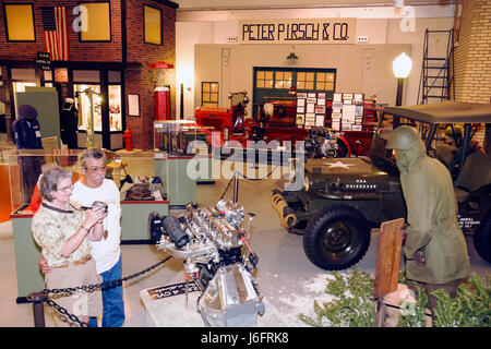 Wisconsin Kenosha County,Kenosha,Simmons Island,Kenosha History Center,centro,Yesteryear Gallery,uomo uomo uomo maschio,donna donna donna donna donna donne,coppia,jeep WWII,engi Foto Stock