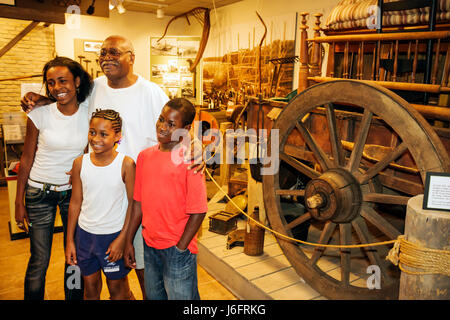 Wisconsin Kenosha County,Kenosha,Simmons Island,Kenosha History Center,centro,Yesteryear Gallery,Black,uomo uomo maschio,ragazza ragazze,femmina bambino bambini c Foto Stock