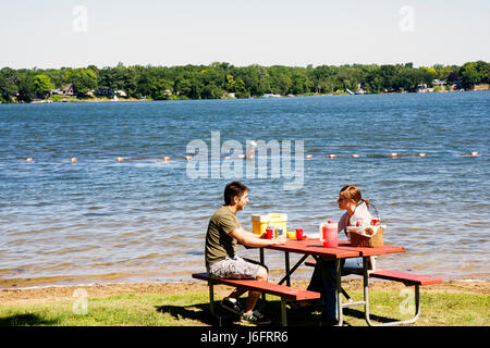 Kenosha Wisconsin, Lago Paddock, Old Settlers Park, Asian Asians etnia immigrati immigrati minoranza, adulti adulti uomo uomini maschio, donna donna donna donna donna donna donna donna donna donna donna, c Foto Stock