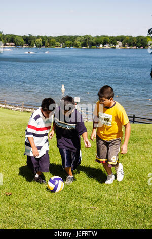 Kenosha Wisconsin, Lago Paddock, Old Settlers Park, ispanica Latino etnia immigranti minoranza, ragazzi, maschio bambini bambini bambini bambini giovani Foto Stock