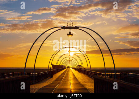 Southport, Merseyside, 20 maggio 2017. Regno Unito Meteo. Dopo un giorno di molto le perturbazioni atmosferiche con occasionali forti rovesci di pioggia, un incredibile tramonto accende la passeggiata lungo il molo a Southport nel Merseyside. Aperto per la prima volta nel 1860, si estende per una lunghezza di 1.108 metri (3,635 piedi) ed è il secondo più lungo molo in Gran Bretagna. Esso è stato elencato in grado II il 18 agosto 1975. Credito: Cernan Elias/Alamy Live News Foto Stock