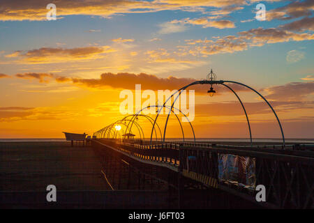 Southport, Merseyside, 20 maggio 2017. Regno Unito Meteo. Dopo un giorno di molto le perturbazioni atmosferiche con occasionali forti rovesci di pioggia, un incredibile tramonto accende la passeggiata lungo il molo a Southport nel Merseyside. Aperto per la prima volta nel 1860, si estende per una lunghezza di 1.108 metri (3,635 piedi) ed è il secondo più lungo molo in Gran Bretagna. Esso è stato elencato in grado II il 18 agosto 1975. Credito: Cernan Elias/Alamy Live News Foto Stock