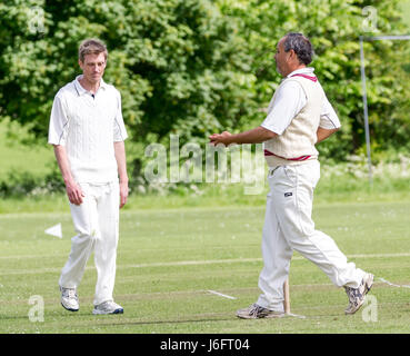 Firle Cricket Club, Firle, East Sussex, Regno Unito. Il 20 maggio 2017. Firle Cricket Club 1XI Vs Barcombe Cricket Club 1a XI. Credito: Alan Fraser/Alamy Live News Foto Stock