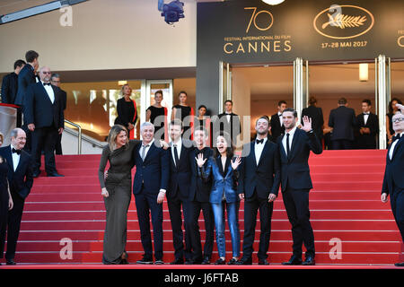 (170520) -- CANNES, 20 maggio 2017 (Xinhua) -- attrice Adele Haenel, direttore Robin Campillo, attore Antoine Reinartz, attore Nahuel Perez Biscayart, attrice Aloise Sauvage, attore Felix Maritaud e attore Arnaud Valois (da L a R) comportano per le foto sul tappeto rosso per la proiezione del film '120 BPM' (120 battiti al minuto) in concorso al settantesimo Cannes Film Festival di Cannes, Francia il 20 maggio 2017. (Xinhua/Chen Yichen) Foto Stock