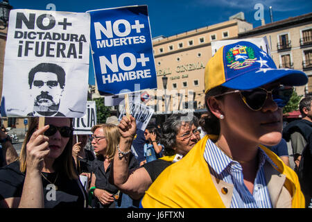 Madrid, Spagna. Il 20 maggio 2017. I venezuelani protestando con cartelli contro Nicolas Maduro. Credito: Marcos del Mazo/Alamy Live News Foto Stock