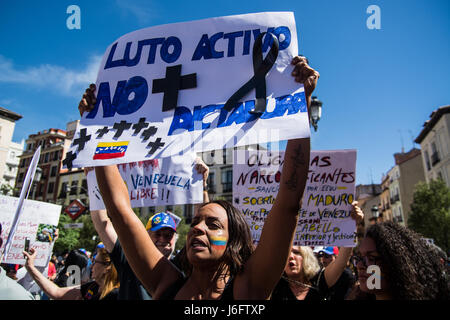Madrid, Spagna. Il 20 maggio 2017. Donna venezuelana protestando con targhetta contro Nicolas Maduro. Credito: Marcos del Mazo/Alamy Live News Foto Stock