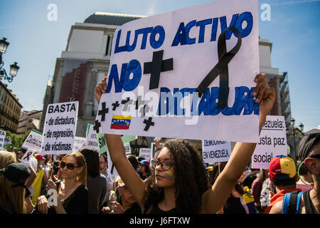 Madrid, Spagna. Il 20 maggio 2017. Donna venezuelana protestando con targhetta contro Nicolas Maduro. Credito: Marcos del Mazo/Alamy Live News Foto Stock