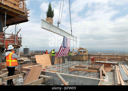 (170520) -- NEW YORK, 20 maggio 2017 (Xinhua) -- lavoratori celebrare il topping fuori della terza e ultima torre residenziale di 1 miliardi di US Dollari di Metropolis progetto costruito dalla Groenlandia USA, un ramo della Cina il real estate developer Groenlandia in Los Angeles, California, Stati Uniti, 17 maggio 2017. Gli investimenti esteri diretti (IED) tra Cina e Stati Uniti hanno raggiunto un livello massimo di 60 miliardi di dollari nel 2016, secondo una recente relazione, che detta figura ha elevato la importanza in due direzioni di investimenti diretti esteri nei due paesi " Relazione economica. La relazione, "Str a due vie Foto Stock