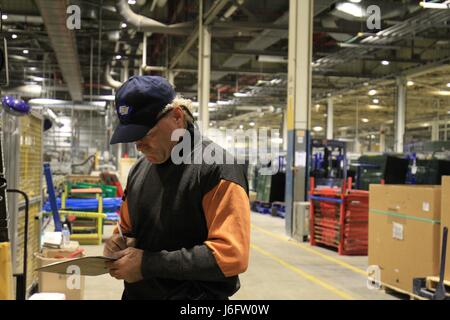 (170520) -- NEW YORK, 20 maggio 2017 (Xinhua) -- File foto scattata il 7 ottobre, 2016 mostra un lavoratore di registrazione dei dati al vetro Fuyao America's nuovo stabilimento di morene, Ohio, Stati Uniti. Fuyao è uno dei più grandi del mondo di vetro auto maker e ha un 22 per cento della quota di mercato negli Stati Uniti. Il suo investimento nella morena è il più grande investimento cinese in Ohio storia e l'ottavo posto tra gli investimenti esteri diretti negli Stati Uniti nel corso degli ultimi dieci anni. Più di duemila persone stanno lavorando a Fuyao quasi 470.000 mq di fabbricazione di vetro fabbrica. Gli investimenti esteri diretti (IED) Foto Stock