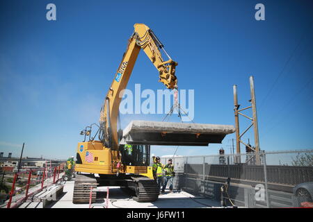 (170520) -- NEW YORK, 20 maggio 2017 (Xinhua) -- Foto scattata il 5 Maggio 2014 mostra i lavoratori della Cina Costruzione America lavora presso il cantiere per la costruzione della riabilitazione di progetto di Pulaski Skyway progetto in New Jersey, Stati Uniti. Cina Costruzione America, un cinese società di costruzioni, inizia la sua attività negli Stati Uniti nel 2000 con solo 12 dipendenti e meno di dieci milioni di dollari di fatturato annuale. In 2016, ha impiegato circa 2.000 lavoratori, 98% dei quali sono gli americani. Il suo fatturato è saltato a 2 miliardi di dollari. Gli investimenti esteri diretti (IED) tra la Cina e il Regno Foto Stock