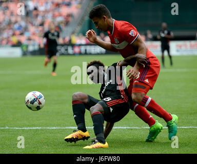 Washington, DC, Stati Uniti d'America. Il 20 maggio 2017. 20170520 - D.C. Regno centrocampista Lloyd SAM (8) tenta di giocare la palla dal passo, mentre anche combattendo Chicago Fire defender BRANDON VINCENT (3) nella seconda metà a RFK Stadium di Washington. Credito: Chuck Myers/ZUMA filo/Alamy Live News Foto Stock