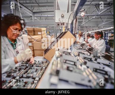 Fremont, California, Stati Uniti d'America. Il 15 luglio 1998. Business, Solectron, fabbriche. I lavoratori di sesso femminile sulla linea di assemblaggio. Silicon Valley fabbriche sub-appalto la fabbricazione di parti di ricambio per computer, cercapersone, stampanti e elettronica. Credito: Mark Richards/ZUMA filo/ZUMAPRESS.com/Alamy Live News Foto Stock