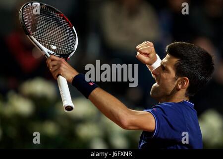 Roma, Italia. Il 20 maggio 2017. La Serbia il Novak Djokovic festeggia conquistando la semifinale partita di uomini singoli contro Austria Dominic Thime presso l'Italian Open Tennis Tournament in Roma, Italia, 20 maggio 2017. Novak Djokovic ha vinto 2-0. Credito: Jin Yu/Xinhua/Alamy Live News Foto Stock