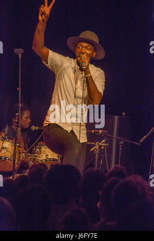 Baloji performing live sul palco del Sallis Benney Theatre durante il 2017 Great Escape Festival, una industria musicale vetrina per nuovi talenti tenutasi a Brighton, Regno Unito. Foto Data: Sabato 20 Maggio, 2017. Foto di credito dovrebbe leggere: Roger Garfield/Alamy Foto Stock