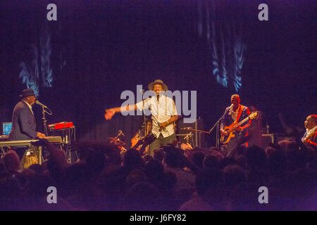 Baloji performing live sul palco del Sallis Benney Theatre durante il 2017 Great Escape Festival, una industria musicale vetrina per nuovi talenti tenutasi a Brighton, Regno Unito. Foto Data: Sabato 20 Maggio, 2017. Foto di credito dovrebbe leggere: Roger Garfield/Alamy Foto Stock