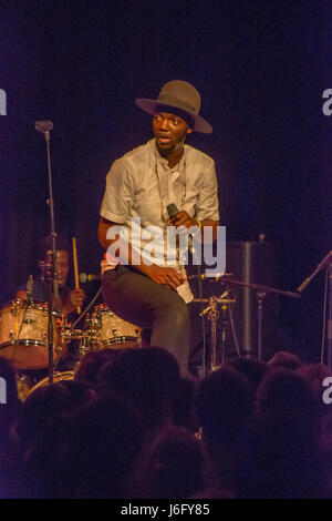 Baloji performing live sul palco del Sallis Benney Theatre durante il 2017 Great Escape Festival, una industria musicale vetrina per nuovi talenti tenutasi a Brighton, Regno Unito. Foto Data: Sabato 20 Maggio, 2017. Foto di credito dovrebbe leggere: Roger Garfield/Alamy Foto Stock