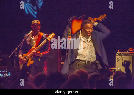 Baloji performing live sul palco del Sallis Benney Theatre durante il 2017 Great Escape Festival, una industria musicale vetrina per nuovi talenti tenutasi a Brighton, Regno Unito. Foto Data: Sabato 20 Maggio, 2017. Foto di credito dovrebbe leggere: Roger Garfield/Alamy Foto Stock