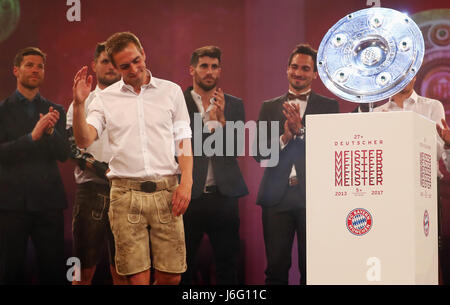 Dispensa - Handout foto datata 20 maggio 2017 Mostra FC Bayern Monaco giocatore Philipp Lahm dicendo il suo commiato durante il club del campionato partito alla Postpalast a Monaco di Baviera, Germania. (Attenzione i redattori: solo uso editoriale IN CONNESSIONE CON LA CORRENTE DI SEGNALAZIONE/crediti obbligatori) Foto: Alexander Hassenstein/Bongarts/Getty Images/Bayern München/dpa Foto Stock