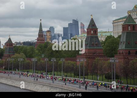 Mosca, Russia. 21 Maggio, 2017. Persone corrono dal Cremlino pareti durante la maratona di Mosca a Mosca, in Russia, il 21 maggio 2017. Credito: Evgeny Sinitsyn/Xinhua/Alamy Live News Foto Stock