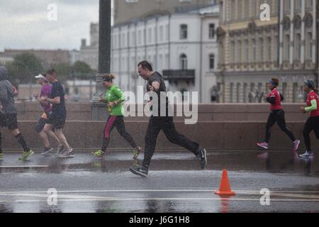 Mosca, Russia. 21 Maggio, 2017. Persone corrono durante la maratona di Mosca a Mosca, in Russia, il 21 maggio 2017. Credito: Evgeny Sinitsyn/Xinhua/Alamy Live News Foto Stock