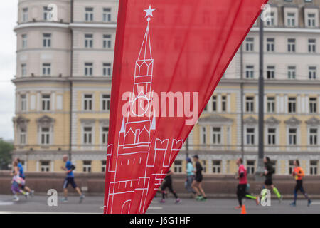 Mosca, Russia. 21 Maggio, 2017. Persone corrono durante la maratona di Mosca a Mosca, in Russia, il 21 maggio 2017. Credito: Evgeny Sinitsyn/Xinhua/Alamy Live News Foto Stock