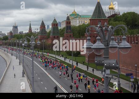 Mosca, Russia. 21 Maggio, 2017. Persone corrono dal Cremlino pareti durante la maratona di Mosca a Mosca, in Russia, il 21 maggio 2017. Credito: Evgeny Sinitsyn/Xinhua/Alamy Live News Foto Stock